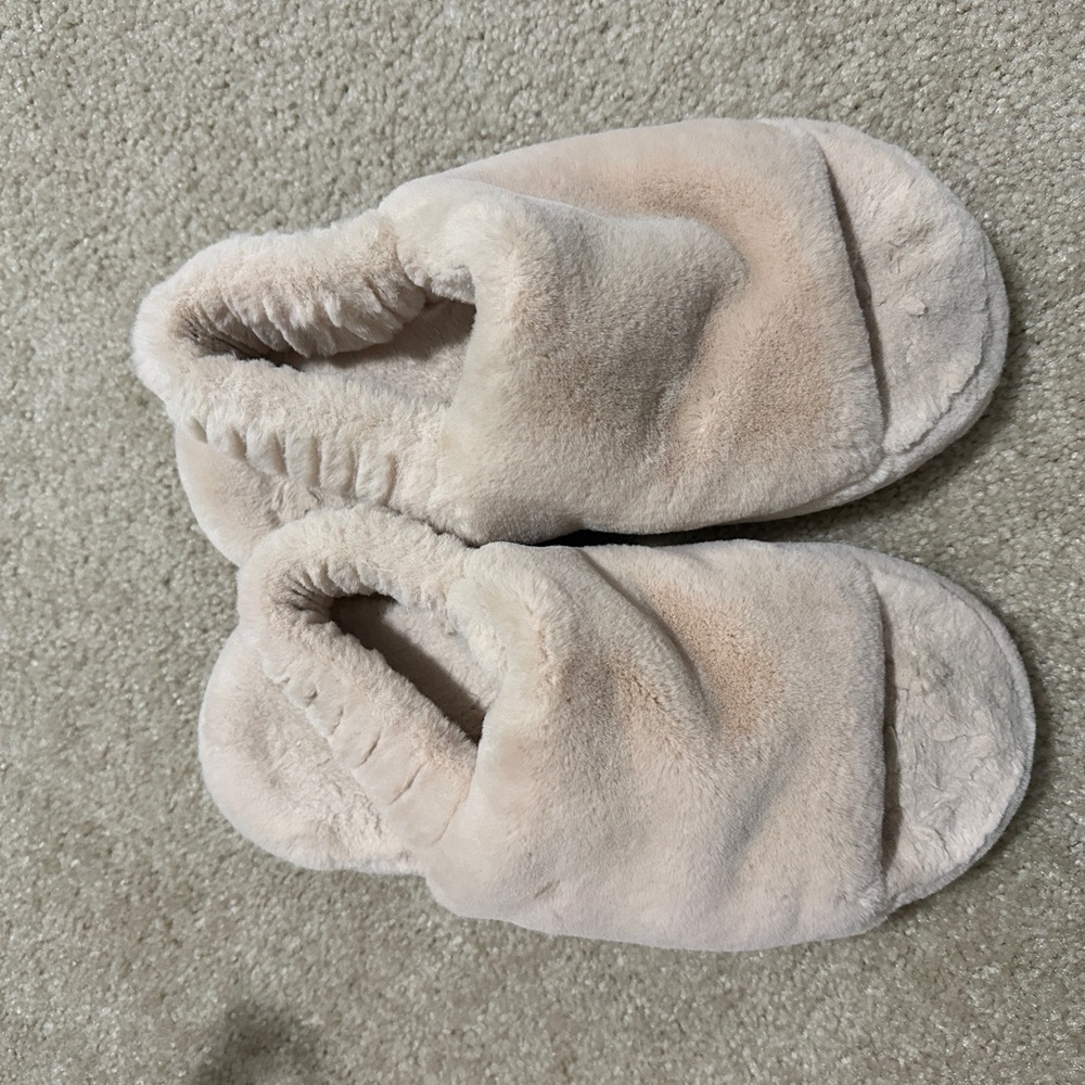 American Eagle Outfitters Cream Fuzzy Slippers